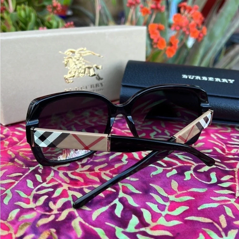 🕶️ New Burberry Iconic Tartan Plaid Sunglasses 🕶️ - Picture 2 of 16